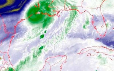 Laura se debilita, pero sigue amenazando al este de EE.UU.