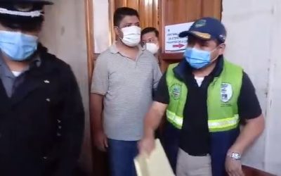 Asesor de JF bloquea paso de periodistas y transportistas