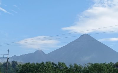 CONRED registra salida y acumulación de material volcánico en el área del domo caliente del Volcán Santiaguito