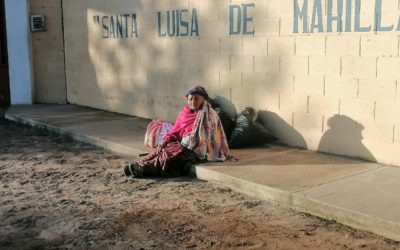 Familiares abandonan a una adulta mayor afuera de asilo de Xela