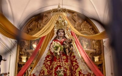 Atípico traslado de la Virgen del Rosario al Altar Mayor