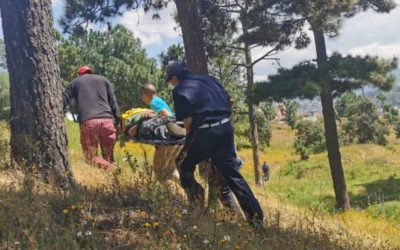Bomberos rescatan a joven que cayó a un barranco en Salcajá