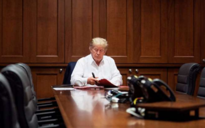 Trump sale del hospital brevemente; médicos informan dos caídas en saturación de oxígeno