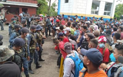 Caravana de migrantes sale de Honduras desafiando la pandemia