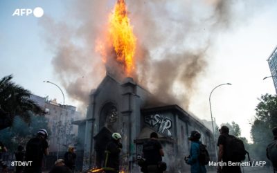 Vándalos en Chile queman dos iglesias, hacen saqueos y cometen actos violentos