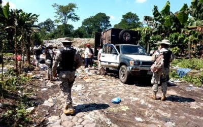 Diprona arresta a dos hombres por tirar basura cerca de río en Quetzaltenango