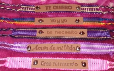 Historias 100 | Con el apoyo de su esposa, joven de 23 años instala venta de manualidades todos los días en Xela