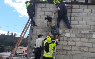 PNC, vecinos y cuerpos de socorro rescatan a 30 personas en incendio en la Cirilo Flores