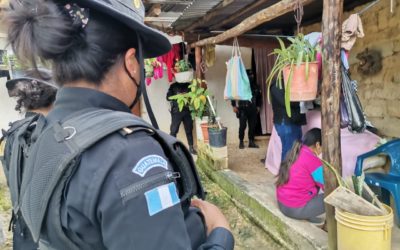 Arrestan a joven por lanzar a su bebé de cuatro días de nacido a un terreno baldío