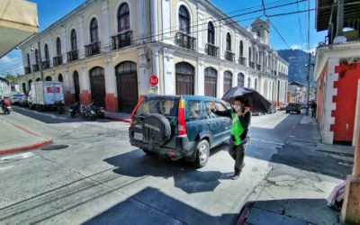 Familia en Xela genera ingresos evitando caos vehicular