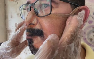 Artista brasileño pinta mascarillas, simulando rostros