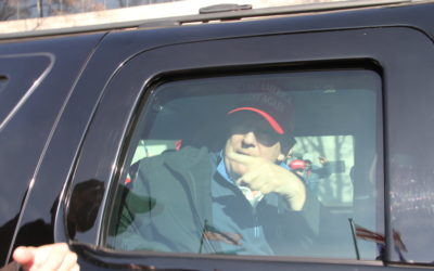 Trump aparece por sorpresa