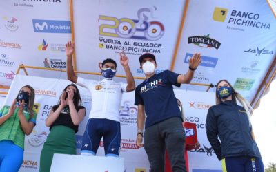 Vuelta a Ecuador: Campeón del Giro de Italia, le impone suéter líder a joven de 20 años originario de Tecpán