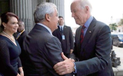 Biden saludando a Otto Perez Molina, ante la mirada de Roxana Baldetti