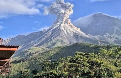Impresionante erupción del Santiaguito
