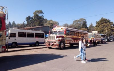No desinfectan unidades, las sobrecargan, pilotos sin licencia y buses piratas. El transporte extraurbano en Xela