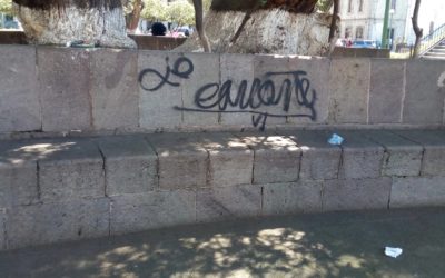 Vandalismo en el Centro Histórico de Xela. Primero, robo de reflectores, ahora grafitis en bancas del parque