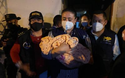 Recuperan a bebé que fue raptada por mujer que ofreció ayudar a su madre. Pareja robaniños fue capturada