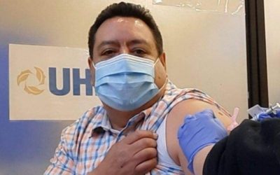 Periodista, originario de Sololá, es el primer guatemalteco vacunado contra el COVID-19. Reside en Toronto, Canadá