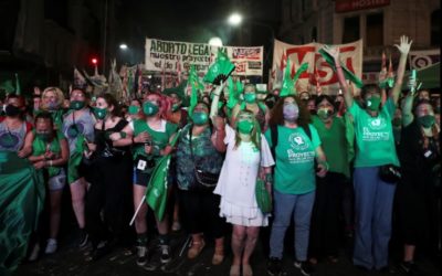 Senado de Argentina convierte en ley proyecto que legaliza el aborto
