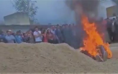 Queman vivos a dos presuntos asesinos en Chiapas, México, pobladores los sacaron de cárcel municipal