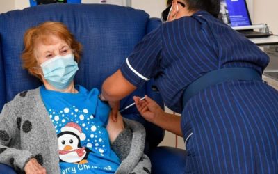Británica de 90 años, ha hecho historia: Es la primera persona en recibir la vacuna de Pfizer en el mundo