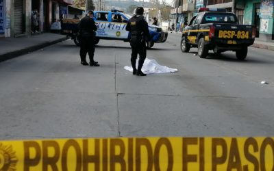 Ayudante muere al caer de bus en la zona 3 de Quetzaltenango