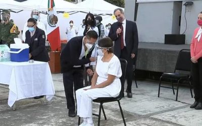 México aplica primera vacuna, esperando que sea el principio del fin de la pesadilla