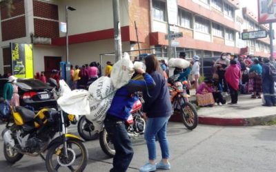 Largas filas en Xela para recibir ayuda del Mides