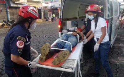 Motoristas resultan heridos al chocar contra vehículo pesado