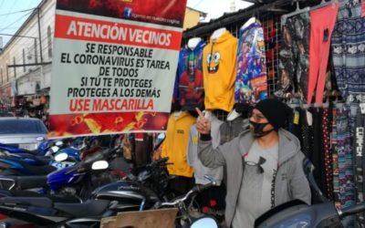 Comerciantes en Xela colocan mantas para prevenir contagios de COVID-19