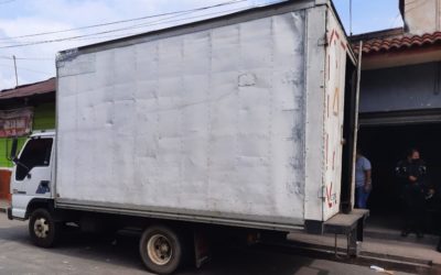 Descubren a migrantes de Haití y Cuba en Retalhuleu, capturan a tripulantes de camión en el que viajaban