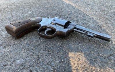 Piloto observó cuando dos hombres asaltaban un negocio, mató a uno de los delincuentes