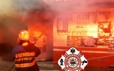Corto circuito en vehículo provoca incendio en abarrotería