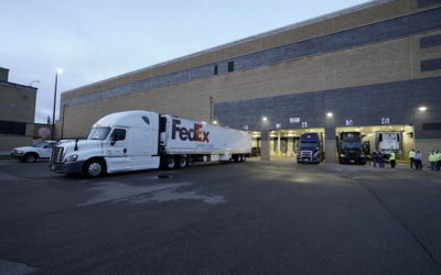 Salen de Michigan los primeros camiones con la vacuna contra el COVID-19 de Pfizer