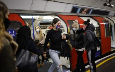 Inglaterra sale del confinamiento, al mismo tiempo que aprueba vacuna contra el COVID-19. Iniciarán vacunación