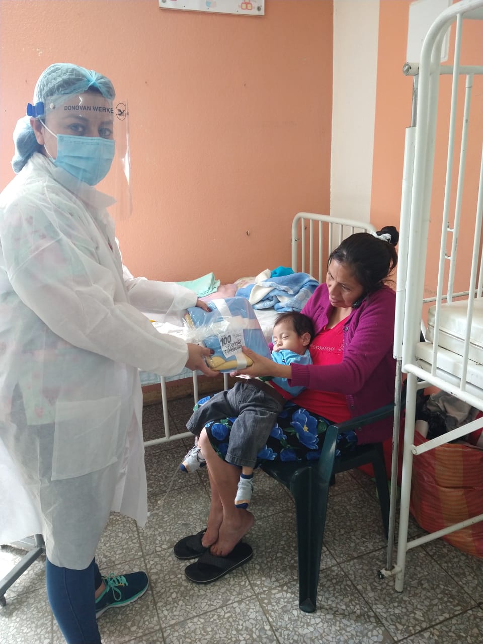 Entregan Bolsitas de Ternura en el HRO