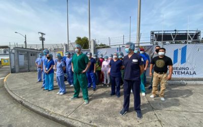 Médicos que trabajan con COVID-19 en primera linea recibirán cena navideña