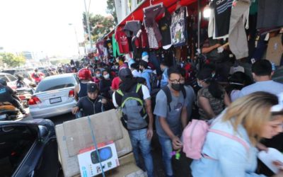 Capitalinos sin miedo al covid-19 se aglomeran por compras navideñas