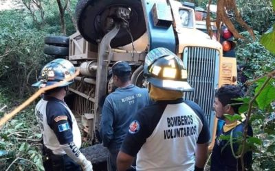 Bus con excursionistas se accidenta en Escuintla