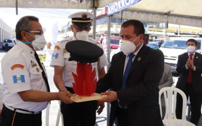 JF es reconocido como miembro honorario de bomberos