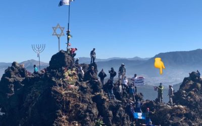 El hombre de la fotografía es el embajador británico en Guatemala