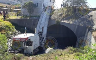 Tráiler, cargado con blocks, se accidenta en la autopista Los Altos