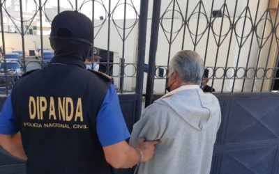 Arrestan a un adulto mayor por extorsión