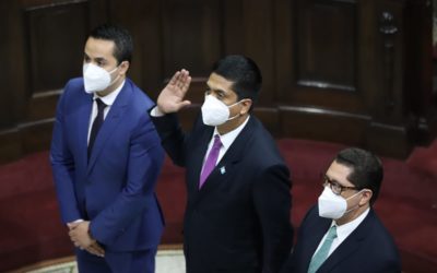 Juramentan a Mynor Moto entre señalamientos de ilegalidad, corrupción y con ausencia de 70 diputados