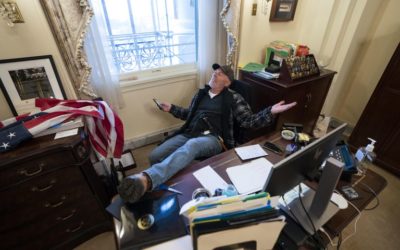 Detienen a Richard Barnett, hombre que entró a la oficina de Nancy Pelosi durante toma del Capitolio