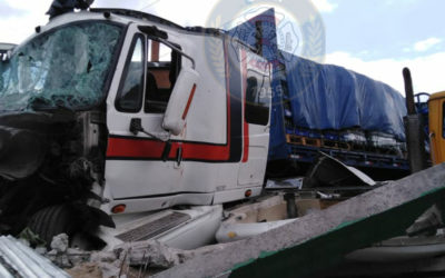 Transporte de bebidas colisionó contra comercio y deja varias personas heridas
