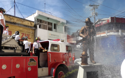 Develan estatua y realizan desfile por los 60 años de Bomberos Voluntarios en Xela
