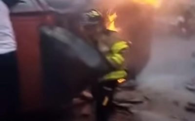 Rescatan cuerpo de vehículo en llamas en el Periférico