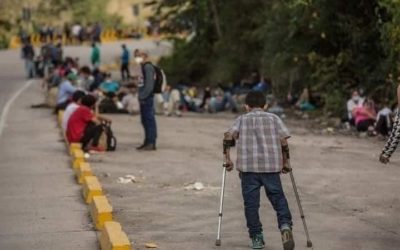 Niño centroamericano, quien iba en muletas, llega a Estados Unidos
